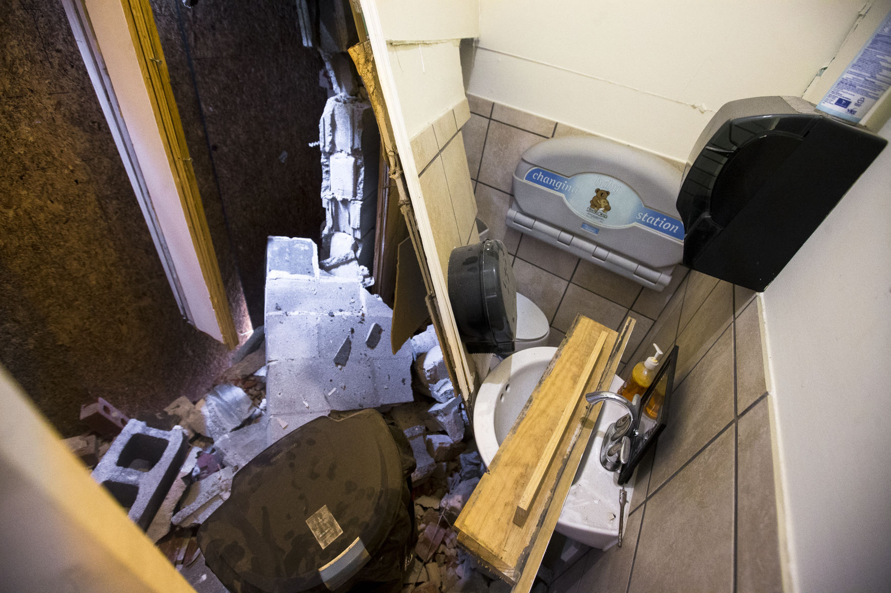 womens bathroom_02.JPG